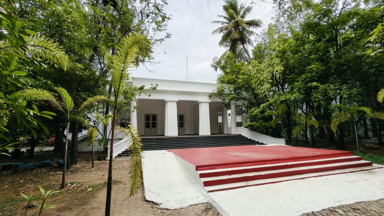 phule hostle
